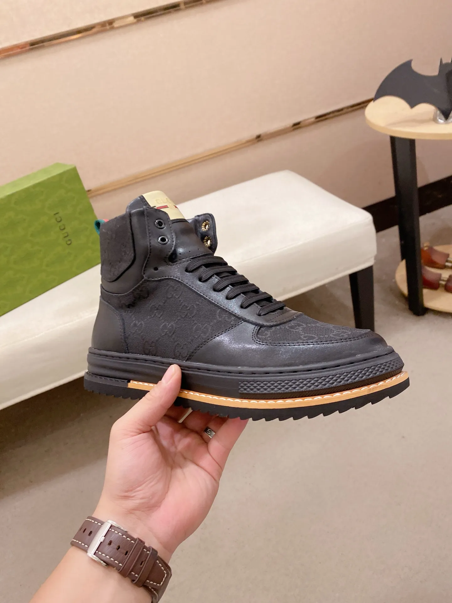 Men's shoes 💰 440 💰 High-quality new high-top GUCCI counters are on the market at the same time. The new men's shoes, 😘fabrics are selected imported cowhide, lining: sheepskin lining. 👍🏿 High-end ☄️ air-cushion molded anti-slip rubber outsole, exquisite lines, simple and elegant, comfortable and high-end for leisure travel. Code number: 38 to 44 (45 can be customized and cannot be returned or exchanged)